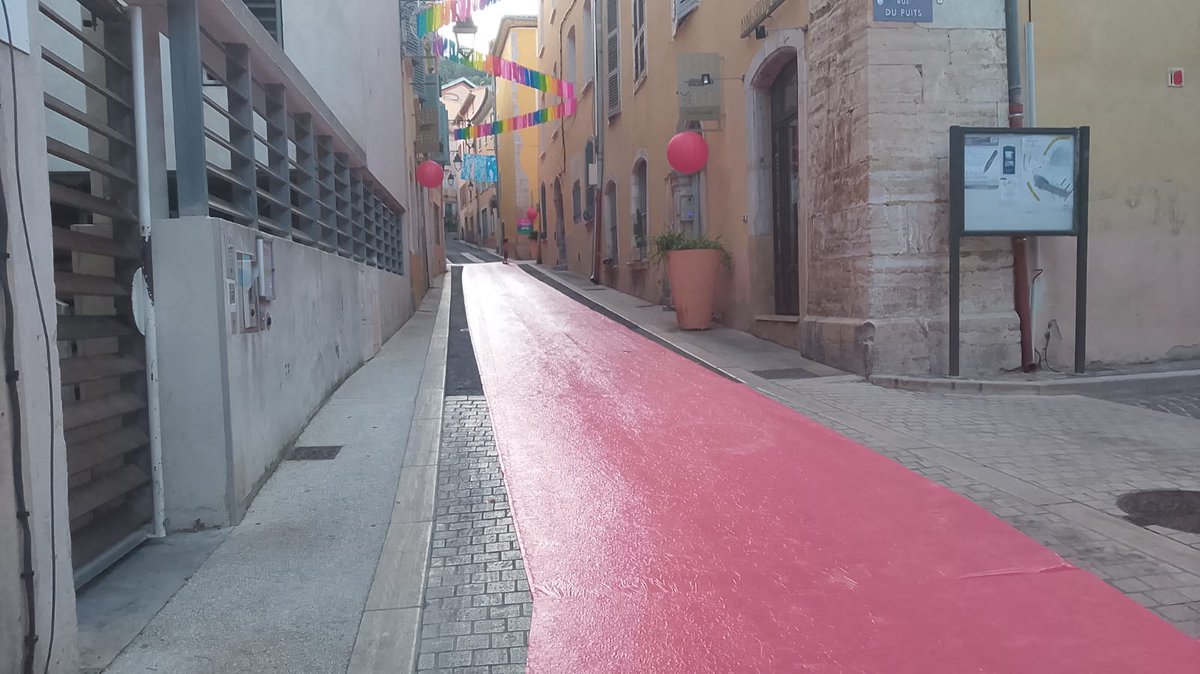 Objectif Festival by Brice ANXIONNAZ 📸 (@objectifestival) on Twitter photo Un beau tapis rouge dans les rues de <a href="/villedhyeres/">Ville d'Hyères</a> a fait son apparition ainsi que quelques décorations, les festivités estivales sont sur le point de commencer et je serais aux premières loges cette année, littéralement !!! Un beau tapis rouge dans les rues de <a href="/villedhyeres/">Ville d'Hyères</a> a fait son apparition ainsi que quelques décorations, les festivités estivales sont sur le point de commencer et je serais aux premières loges cette année, littéralement !!!