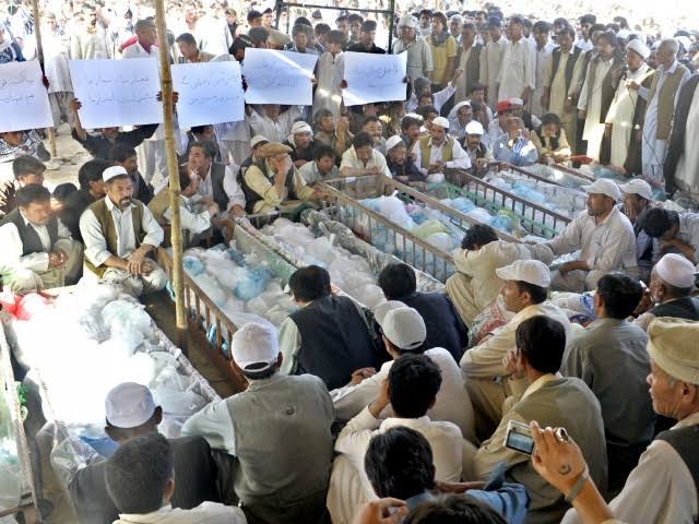 malak_mujtaba's tweet photo. اوس کربلا راته د خپل وطن داستان ښکاری 
دښمن شمر دې ا‌ؤ حسېن راته افغان ښکاری 
مونږ سره شوې وعدې سر تا سر فرېب ا‌ؤ د چل 
مونږ ته ‌‌‌‌‌‌ډېر خلق د کوفې منافقان ښکاری. 
                                ممتاز اورکزې
#wewantpeace
#PashtunRejectMilitarization 
#StopPashtunGenocide https://t.co/kmq4UEzKca