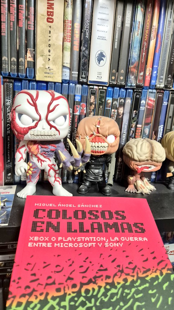 💬 Autorregalo al llegar a casa: "Colosos En Llamas", el libro de <a href="/Aureal/">Aureal</a>. Buena puntería con toda la que hay liada ahora con el suicidio corporativo de Xbox en la arena pública. Seguro que está cojonudo, caerá pronto 🎮🕹😁
