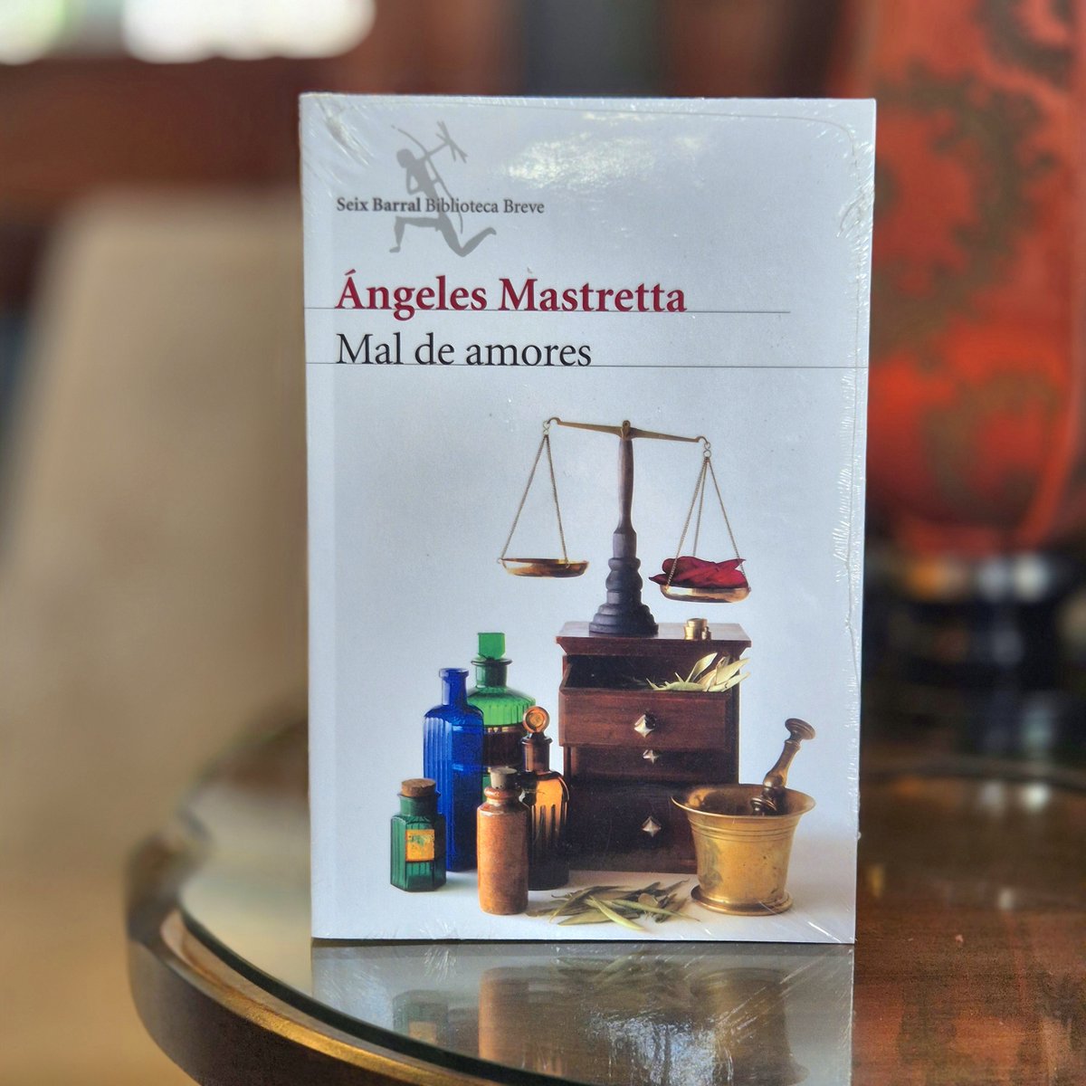 SandorMaraiLib's tweet image. Con Mal de amores, #ÁngelesMastretta nos invita a vivir la pasión y la entereza de Emilia Sauri, una mujer que ama y resiste en un México en guerra. Leerla hoy es reencontrarse con la fuerza de ser mujer. Disponible en Sándor Márai Librería.