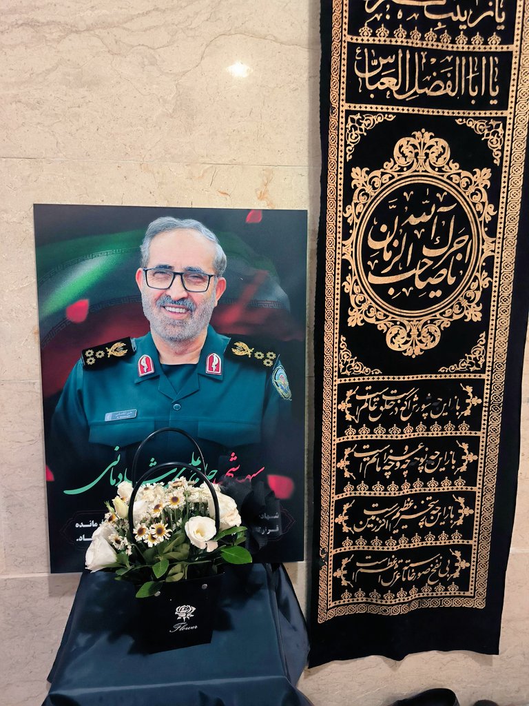 zeinabHasaniZ's tweet image. برای عرض تسلیت به همسر شهید شادمانی و دوست خوبم مهدیه جان دختر شهید، رفتم منزلشون.
نه فقط صبر که قوت در قلب و استقامت در چشمان این مادر و دختر نمایانگر بود سالهاست با راه شهید آشنا بودند و میدانستند عاقبتی جز شهادت برای این مرد سزاوار نیست.
واقعاً این استورای تحسین برانگیز بود🖤