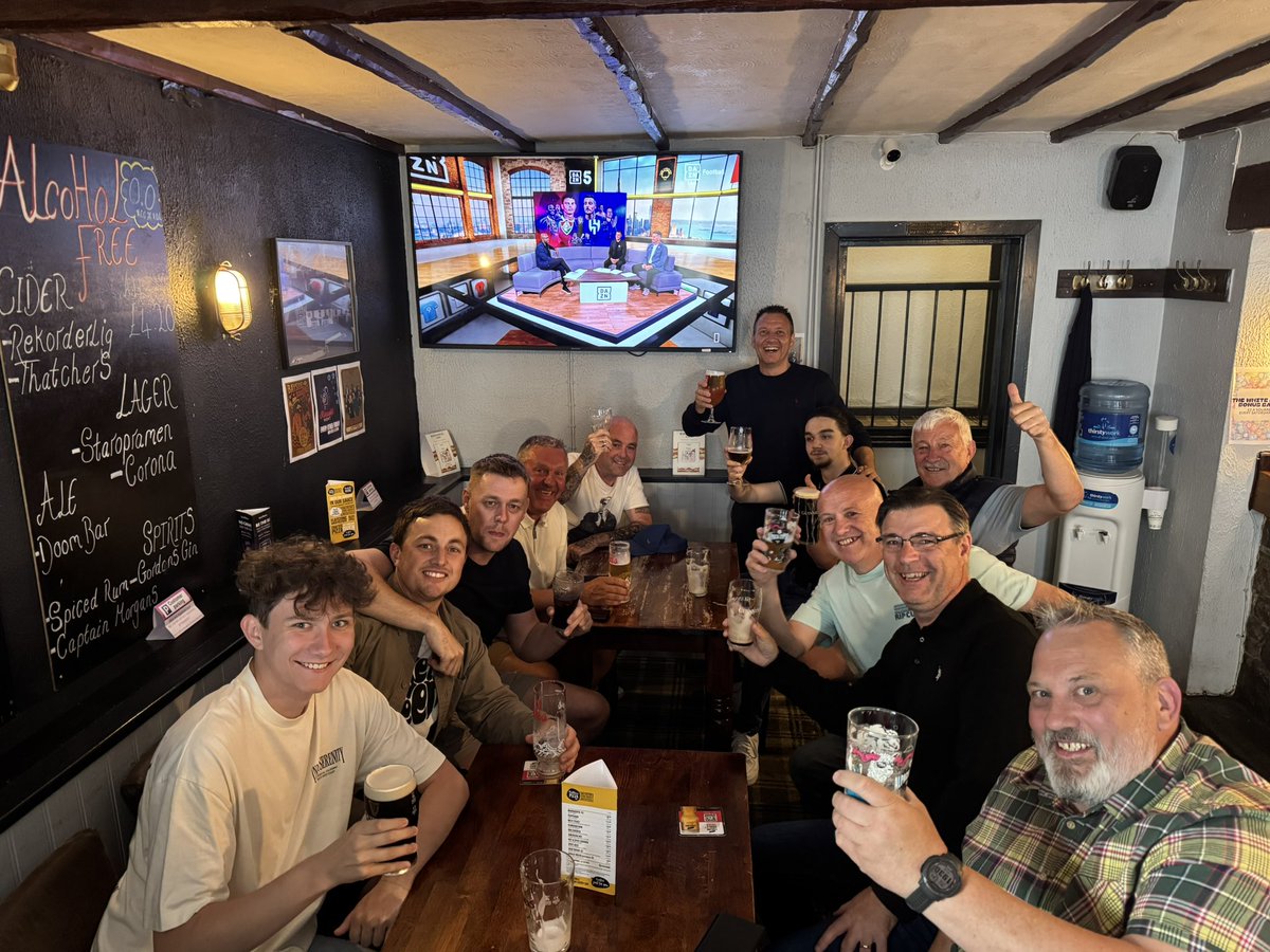 mikejackiepoole's tweet photo. End of season or pre season?
#windmillarmy 💙💛
@LlantwitMajorFC https://t.co/I4iRpAxpfO
