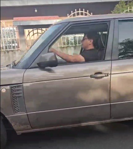 ITROriginal's tweet photo. 🚨 LO ÚLTIMO: GUATEMALTECO ATROPELLA A NIÑA Y HUYE HACIA LA FRONTERA, PERO ES CAPTURADO EN METAPÁN

📌Jason José Herrera Orosco, de 29 años y nacionalidad guatemalteca, fue capturado luego de atropellar a una menor de 9 años en el km 114 de la carretera que conduce a la frontera Las Chinamas, en Ahuachapán Centro.

📌Tras el atropello, huyó sin auxiliar a la víctima, pero fue localizado por agentes de la PNC y la Fuerza Armada cuando intentaba salir del país por un paso fronterizo no habilitado, en el caserío Matalapa, cantón San Jerónimo, Metapán.

📌La niña fue trasladada de emergencia a un hospital y su estado de salud es delicado. El detenido será procesado por lesiones graves y omisión de auxilio.