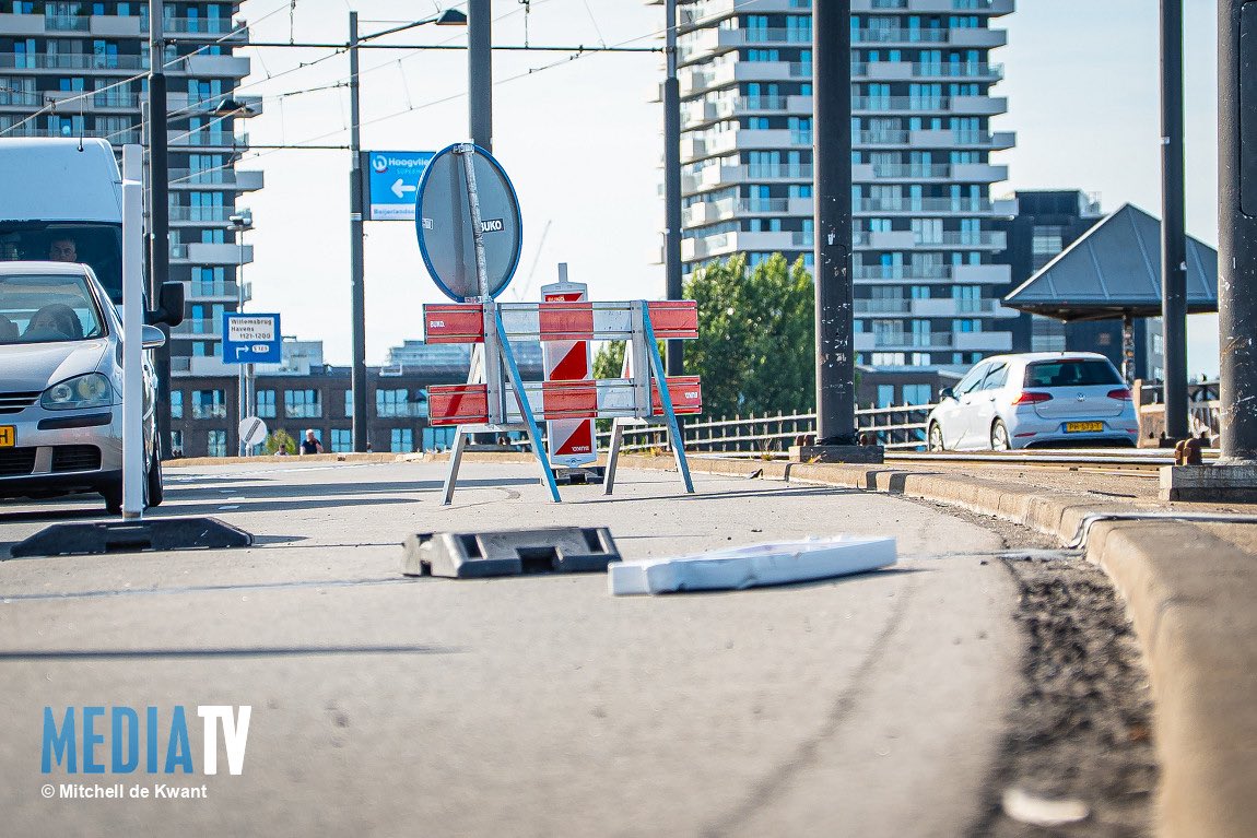 Op het Varkenoordseviaduct in Rotterdam is een auto tegen een baanafzetting gereden, schoot over de trambaan en kwam tot stilstand tegen een stroompaal van de tram.

mediatv.nl/nieuws/nieuws/…