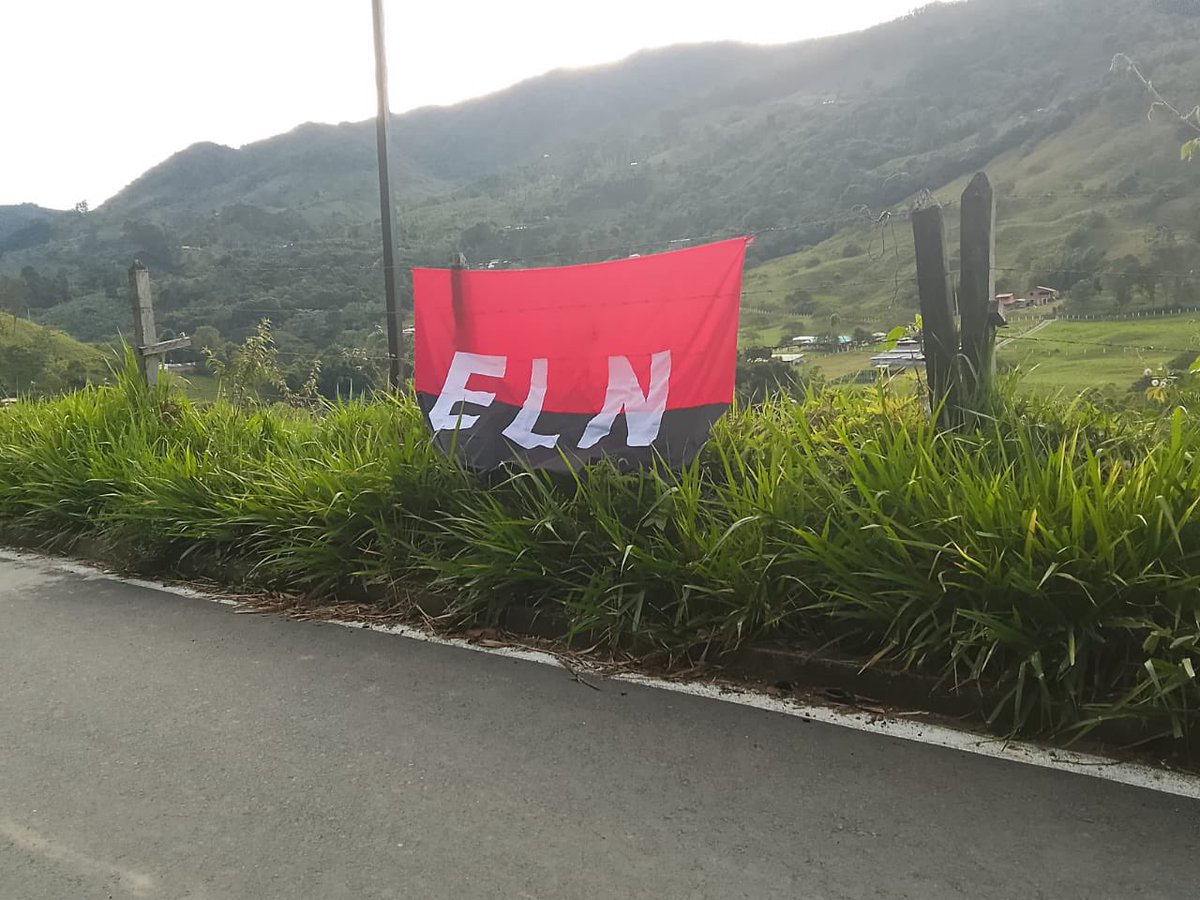 VEAN PETRISTAS LAMECULOS 
Esta mañana el ELN colocó banderas en la vereda Mampay, Mistrató, Risaralda.
La seguridad democrática había sacado a la guerrilla de ahí, hoy regresó con Petro.
¿VEN MALPARIDOS LO QUE HIZO SU PERIQUERO PRESIDENTE?