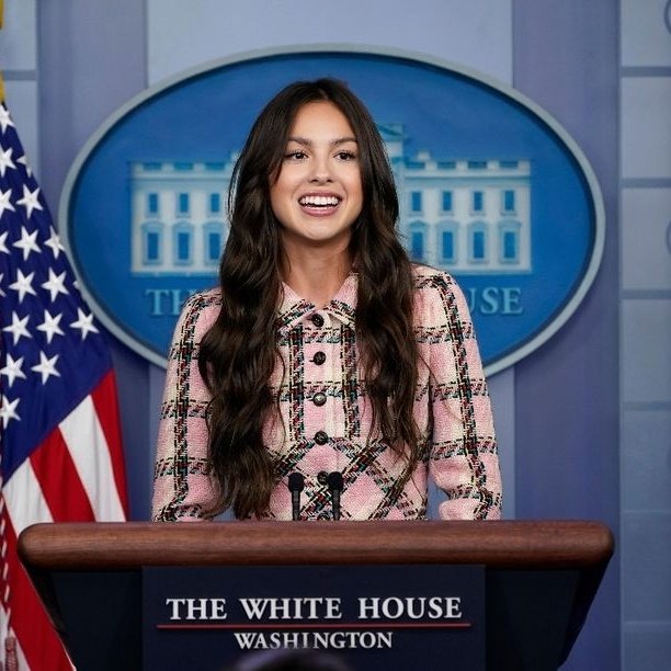 thetorturedaus's tweet photo. au loulivia - el guardaespaldas

olivia es hija de un politico que, al verse amenazada, contrata a un guardaespaldas encubierto. 

louis es un guardaespaldas que recibe una inusual propuesta: fingir una relación con la hija del hombre que mandó a m*t*r a su padre. https://t.co/JvsR6bKdc5