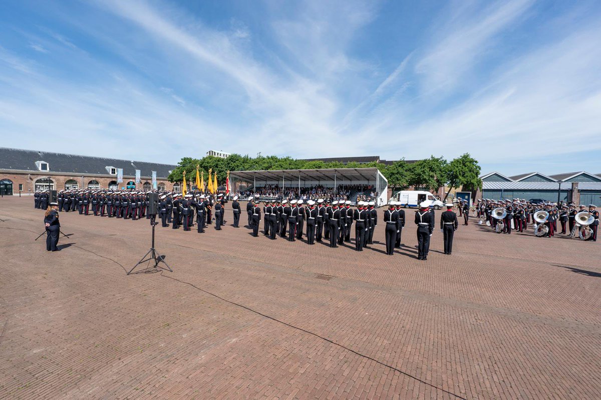 admiraalTas's tweet image. Ieder jaar een mooi moment, de grote beëdiging op het Koninklijke Instituut voor de Marine. Bijna 40 jaar geleden stond ik hier ook en vandaag mochten we wederom 79 jonge officieren beëdigen die met veel enthousiasme de @kon_marine nu en in de toekomst gaan leiden.