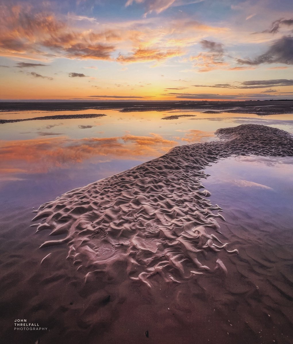 Stillness on the normally windy estuary.

#fyldecoast #lythamstannes #sunsetphotography #lancashire