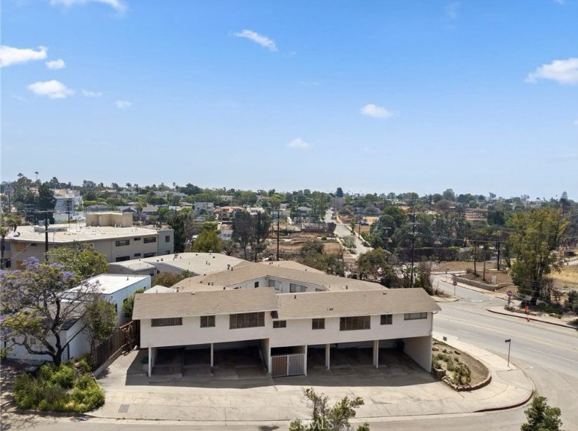 LA_Multi_Fam's tweet image. 11-unit deal in the Palisades going to public auction.
9 units vacant. Most of the surrounding area burnt.
No idea where this trades. No idea how to underwrite it. Will be interesting to watch where it sells though. Someone with deep pockets & some patience should do well…
