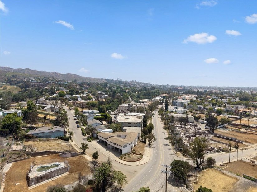 LA_Multi_Fam's tweet image. 11-unit deal in the Palisades going to public auction.
9 units vacant. Most of the surrounding area burnt.
No idea where this trades. No idea how to underwrite it. Will be interesting to watch where it sells though. Someone with deep pockets & some patience should do well…