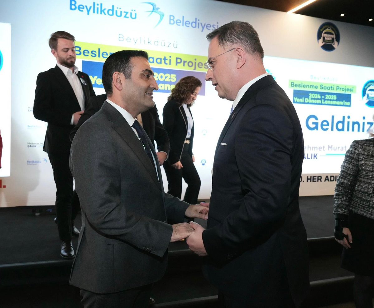 “Hiçbir evladımız yatağa aç girmesin" diye yola çıktığımızda bizlere Mehmet Murat Çalık Başkanımız mihmandar oldu. Beslenme Saati'ni Beylikdüzü'nden Beyoğlu'na taşıdık. 

Çocukların yüzünü güldüren, yüzü çocuklarla gülen, Beylikdüzü'nün hakkı için çalışan Çalık Başkanımız