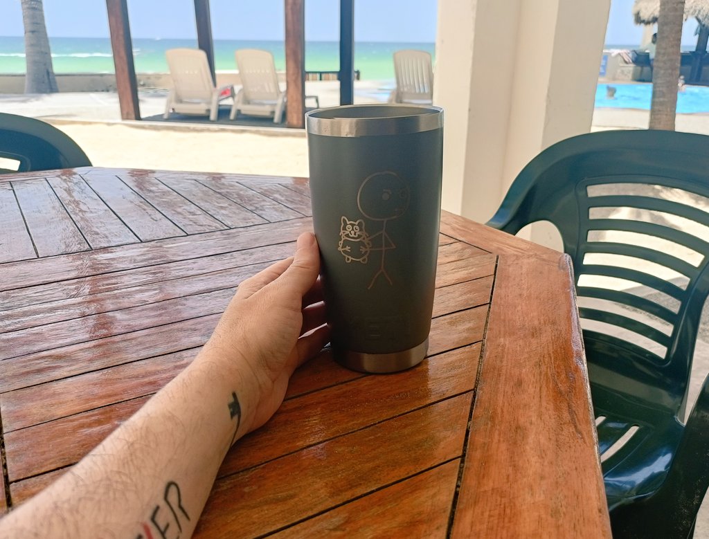 Amo las vacaciones en la playa, mi rutina aquí consiste en comer basura, tomar mucho y no pensar demasiado.
O sea, lo de siempre pero con diferente ubicación. ⛱️😊