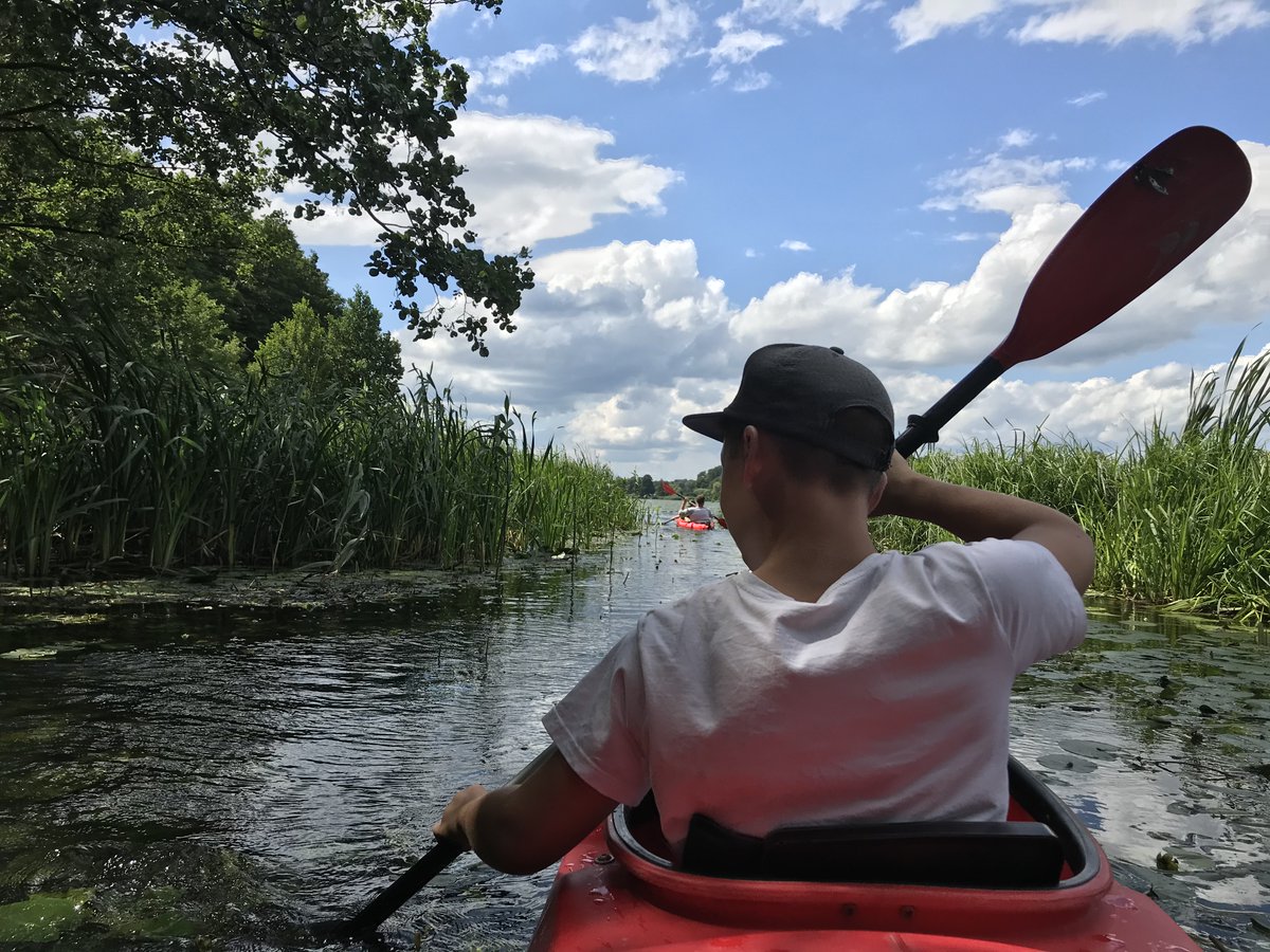 Uckermark_tmu's tweet photo. Lychen ist gemacht fürs Paddeln:
✓ Seen & stille Kanäle
✓ Bootspassage unter der Mühle – mit Rollen
✓ Verleih bei Treibholz
✓ Kuchen in der Kaffeemühle
✓ Eis am Marktplatz
Mehr unter: https://t.co/Wwav45exDe
#Lychen #Kanutour #Uckermark #Genusstipp #Uckermark_erleben https://t.co/IUws49nANj