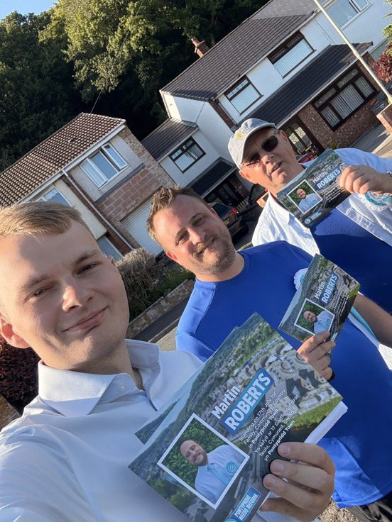 ReformDaily_'s tweet image. 🗳️ Cllr Owain Clatworthy joined Reform UK candidate Martin Roberts in Pontypridd Town ahead of the RCT by-election on 17th July!

“Lots of positive conversations - time for real change in Pontypridd!” 🏴󠁧󠁢󠁷󠁬󠁳󠁿

#Pontypridd #RCT #ReformUK @OwainClatworthy ➡️