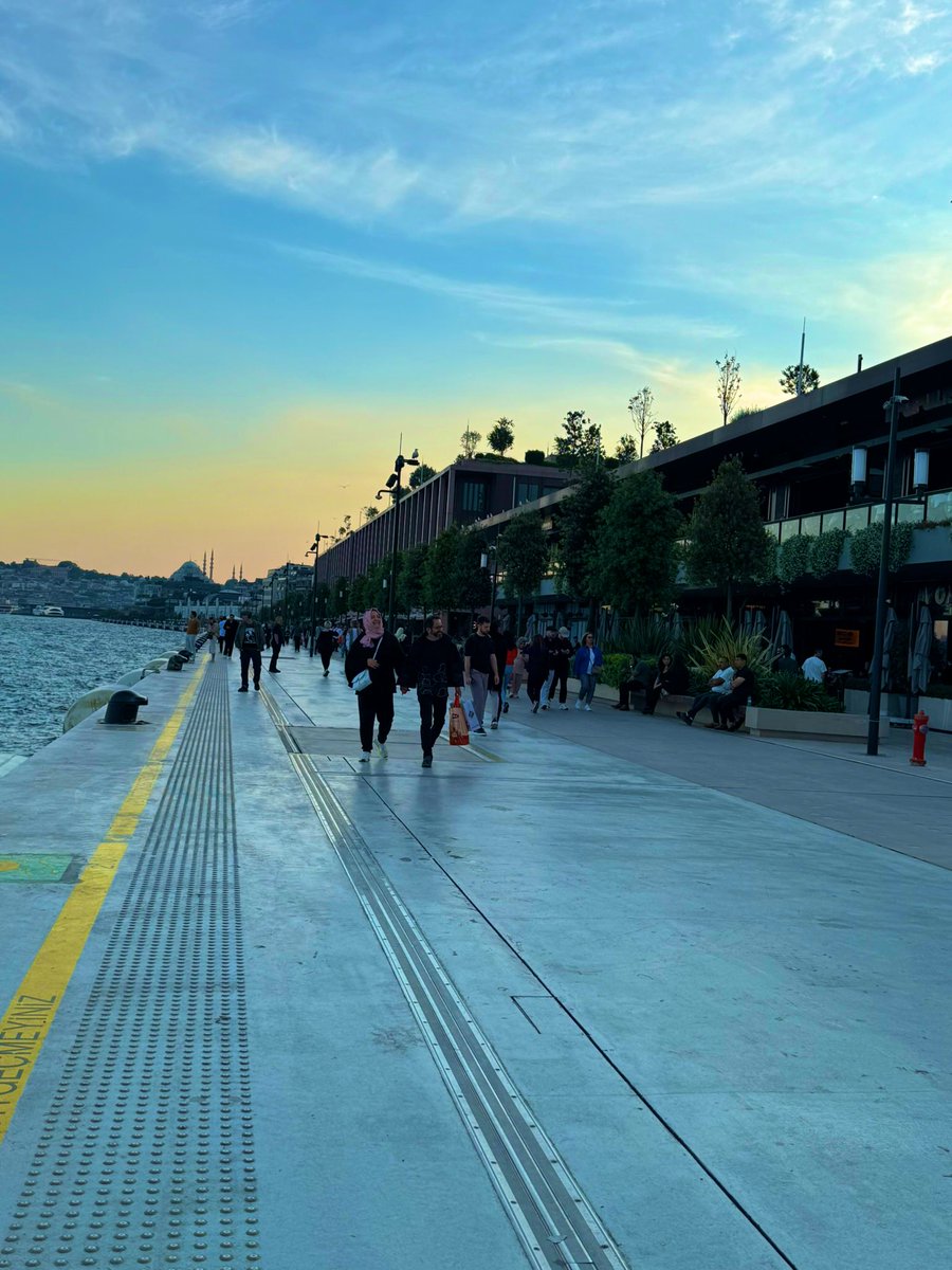 تأتي الشَّدائد ساعةً وتغيب
وتلوعك الأيَّام ثم تطيب ..💫