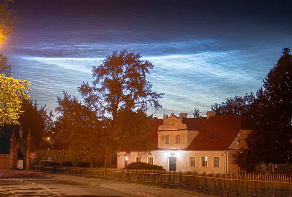 MeteoWlkp's tweet image. Jeśli jeszcze nie znudziły się Wam obłoki srebrzyste (NLC) to łapcie kilka ujęć wykonanych ubiegłej nocy (3/4.07) w centralnej Wielkopolsce :)
Kórnik, godz. 2:30-3:00 CEST