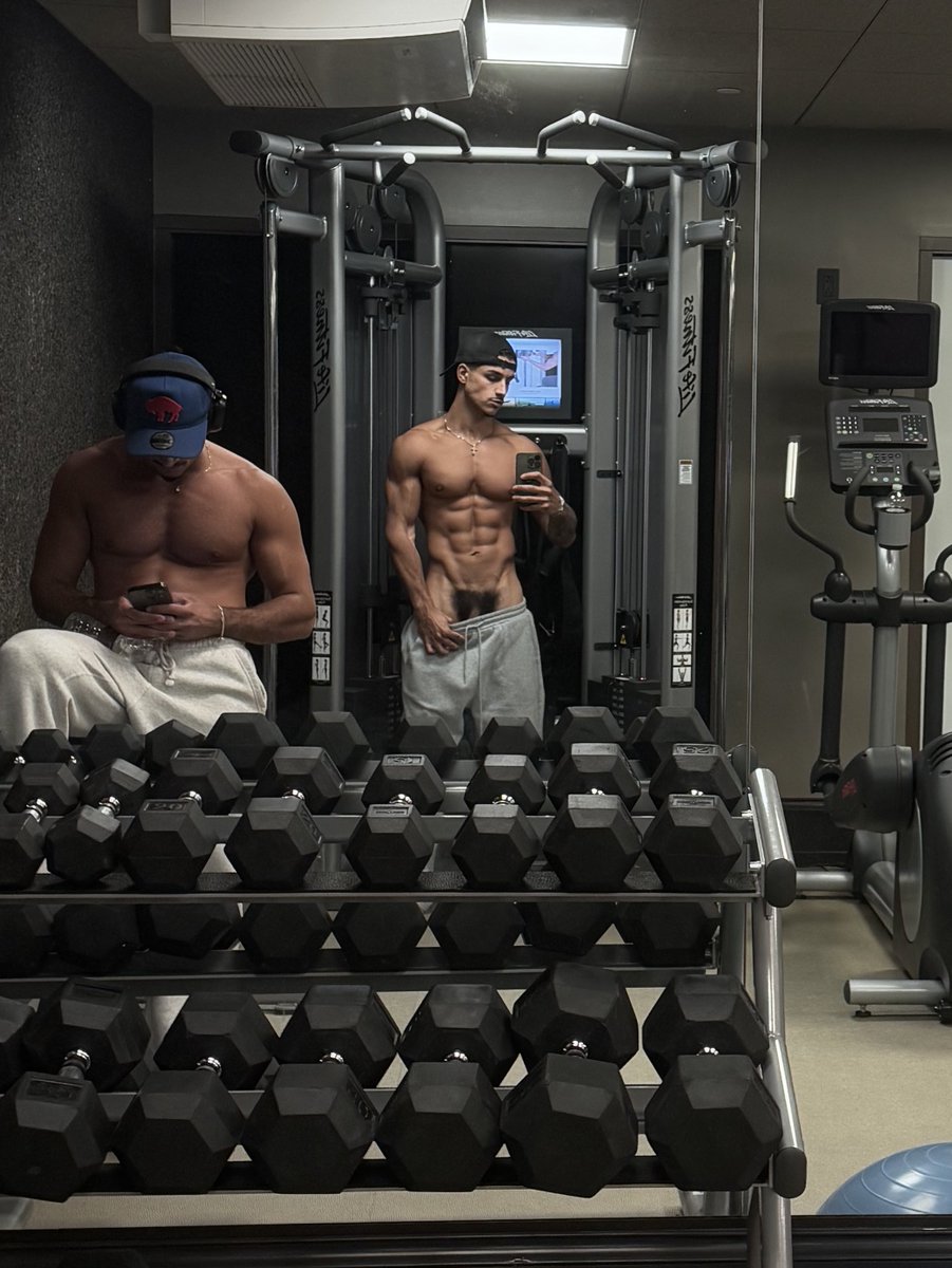 RT if you’d worship me in the GYM 💪😈