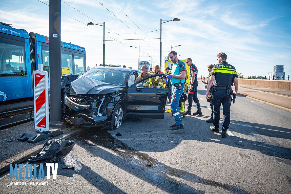 VIDEO | Auto schiet over trambaan en eindigt tegen stroompaal van tram Varkenoordseviaduct Rotterdam

mediatv.nl/nieuws/nieuws/…