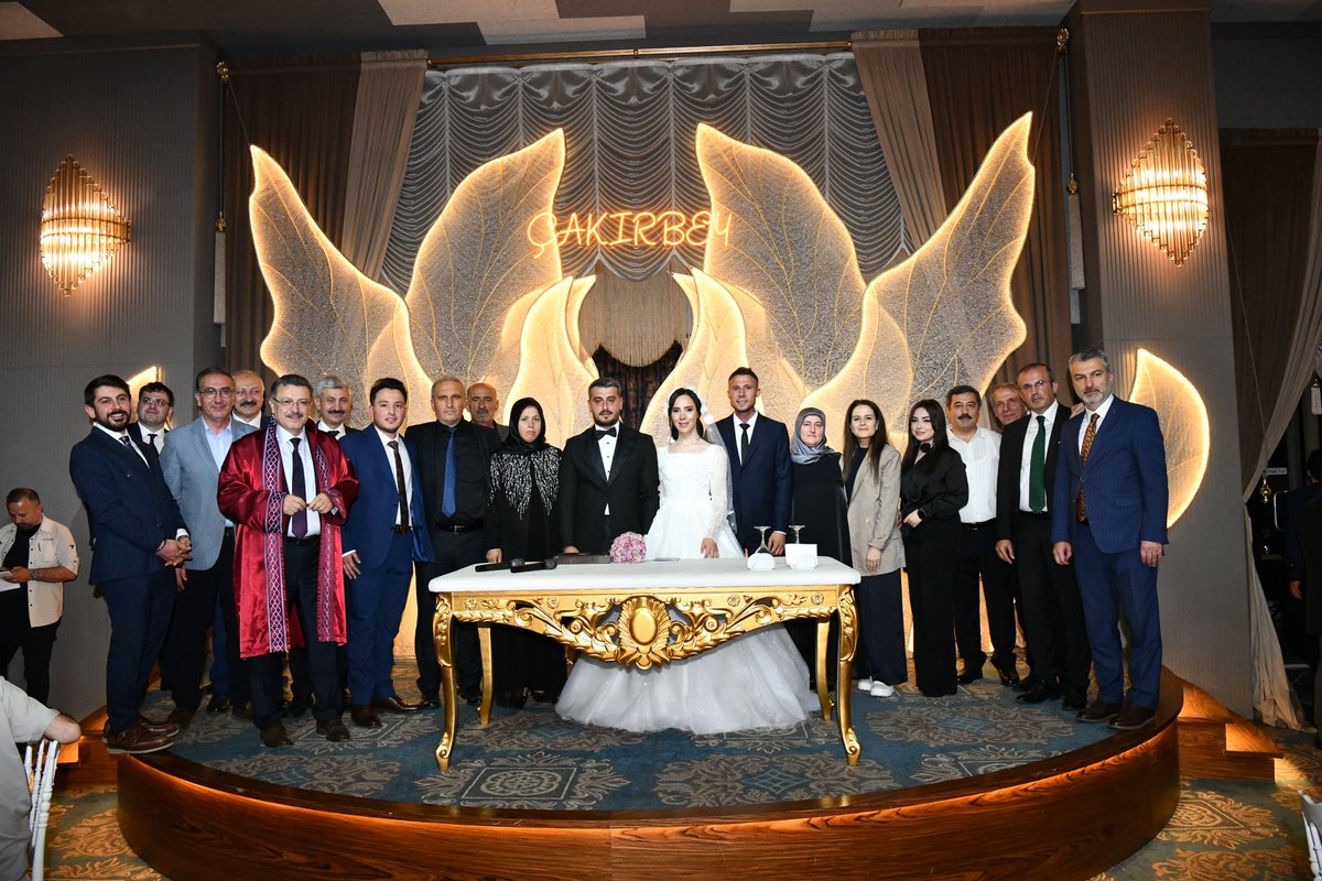 cavusmahmut61's tweet photo. Önceki dönem Araklı Gençlik Kolları Başkanımız ve Araklı Belediye Meclis Üyemiz Mesut Çebi ve Tuğba Öztürk çiftimizin  düğün merasimine katılarak mutluluklarına şahitlik ettik.

Genç çiftimize bir ömür boyu mutluluklar diliyor, her iki ailemizide tebrik ediyorum. https://t.co/qzF3qhE3P2