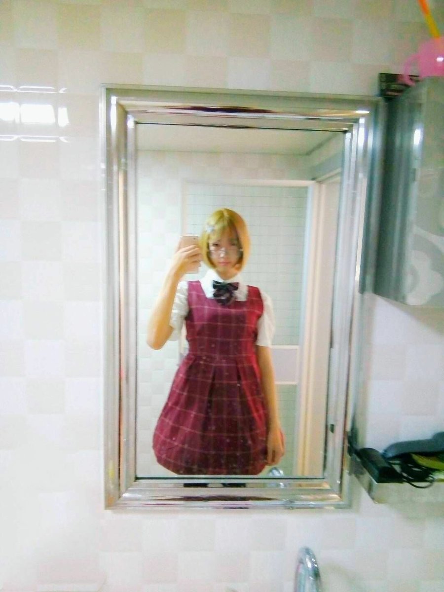 吼吼~是我的之前的照片，想想那个时候只敢偷偷穿裙子，但是却很开心很幸福！真希望可以彻底当个女孩子啊
#男娘 #mtf #四爱小狗