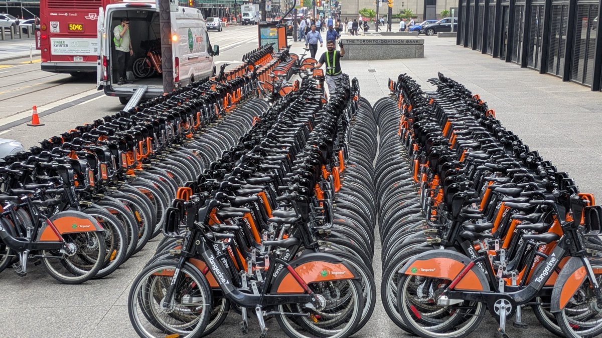 BikeShareTO's tweet image. We had nearly 200 bikes yesterday at our King & Bay valet! In total we saw over 400 bikes at all weekday downtown valets:
- Temperance St Station
- Adelaide St W & Bay St
- Front St W / Bay St (South) station
- University Ave / Gerrard St W station
bikesharetoronto.com/valet-stations/