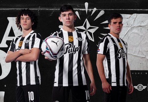 IngeGuma's tweet photo. SE REPITE SIEMPRE
Por que será? Cada vez que #Puma presenta una camiseta de #Libertad , viene con ese parche dorado en el pecho?🤔muy extraño. https://t.co/u3OZLxhATU