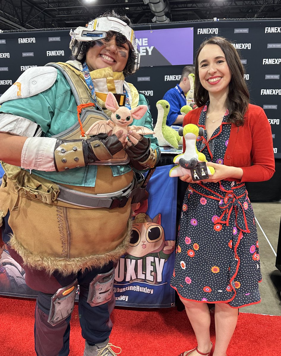 Amazing Vantage cosplay by <a href="/LupaTheHuntress/">LupaTheHuntress</a> at <a href="/fanexpodenver/">FAN EXPO Denver</a>!! 🦇🦕 #ApexLegends