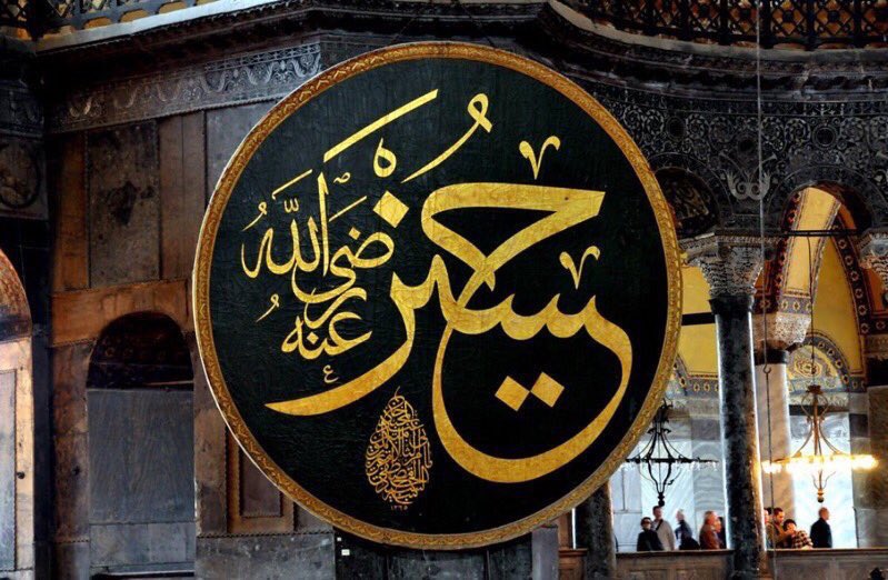 Hamza_tekin2023's tweet photo. رضي الله عن الحسين بن علي سليلُ النبوةِ، طيبُ الأرومةِ، عزيزُ الإيمان ❤️

حبُّ الحسين في قلوبِنا دينٌ، وسيرتُه في أرواحِنا نارٌ تُضيء لا تُحرق فرضي الله عنه وأرضاه وعن كل صحابة رسول الله وآل بيته..

نحب سيدنا الحسين صاحب الحق ونحب كل من استشهد معه في كربلاء وخاصة عُمر ابنه، وأبا بكر بن الحسن بن علي، وعُمر بن الحسن بن علي، والعباس بن علي بن أبي طالب، وأبا بكر بن علي بن أبي طالب، وعثمان بن علي بن أبي طالب..

نحب الحسين رضي الله عنه لأن النبيَّ عليه الصلاة والسلام أحبَّه كما أحبّ كل صحابته وآل بيته ودعانا أن نتمسّك بهم وبأخلاقهم وأدبهم ورقيّهم..

نحبُّ سيدنا الحسين حبَّ صدقٍ لا حب غلوّ، حبًّا يليق بحفيد نبيّ، وسيد من سادات الشهداء، وريحانةٍ من ريحانتي رسول الله عليه الصلاة والسلام..

نحب سيدنا الحسين سيد شباب أهل الجنة حبًا يوافق هدي جده عليه الصلاة والسلام بعيدا عن كل فعل يخالف الهدي النبوي الطيب الطاهر..

الحسين ريحانة رسول الله كان بطلا مدافعا عن الحق صمد وقاوم فانتصر بدمه الطاهر على السيف الخبيث..

لقد انتصر الحسين بنهجه القويم الممتد من نهج جده عليه الصلاة والسلام ومنه نتعلم حسن الخلق وحسن الإيمان وحسن الصبر وحسن البطولة..

سيدنا الحسينُ رضي الله عنه ليس شعارًا طائفيًا، ولا أيقونةً موسمية بل هو رمزُ ثباتٍ وكرامةٍ لكل من سار على طريق العدل ووقف في وجه الظلم، لله وبالله بعيدا عن التجارة الدنيوية والمصالح المادية..

لسنا بحاجة أن نظهر حبَّنا لسيدنا الحسين وكل صحابة رسول الله وآل بيته بأساليب مُحدثة، بل حسبنا ندعو لهم جميعا في سجودنا ونروي سيرهم لأبنائنا في سبيل العلم والعبرة والتعلم والتأدب معهم..

ما أجمل أن نغرس في الأجيال أن محبة آل بيت رسول الله وصحابته ليست ترفًا عاطفيًا، بل دينٌ وموقفٌ، على نور الوحي لا ظلمة الهوى..

حبّنا لسيدنا الحسين حبٌّ بلا إفراط، وبلا تفريط، حبٌ فيه توقير لا تأليه، وتعظيم لا تألُّم، واتباع لا ابتداع..

رضي الله عن الحسين وعن أبيه وعن أمه وعن صحابة رسول الله صلى الله عليه وآله وصحبه وسلم..
