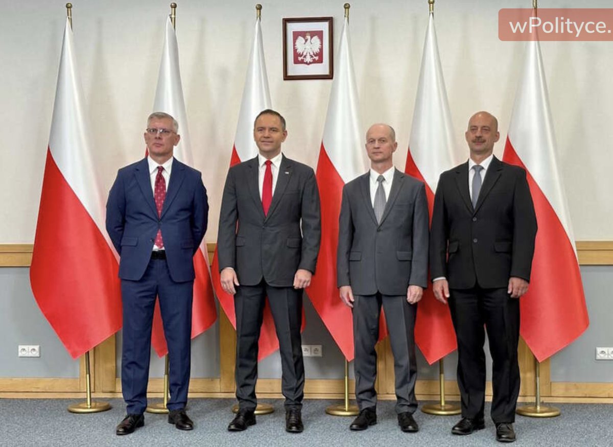 W tle TYLKO POLSKIE FLAGI.
I to jest zgodne z polskim prawem.
Wszelkie inne dodatki,proporczyki i materiały uchybiają polskim barwom.