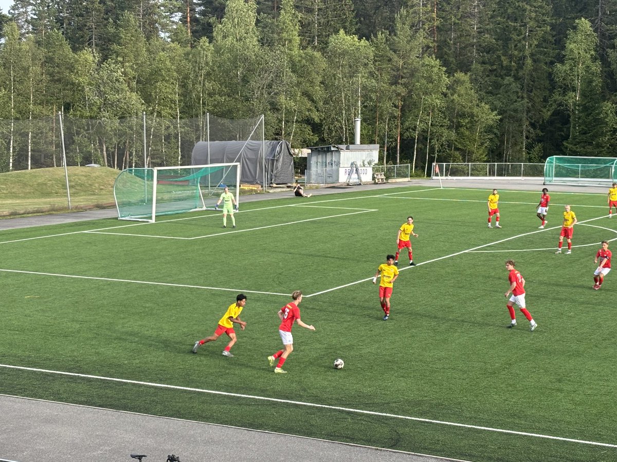 Feirer starten av ferien med 4. divisjonsoppgjøret mellom Konnerud IL og Hokksund IL med <a href="/lardop/">Lars D🎾pker</a>. Hokksund ledet tidlig 2-0, men Konnerud slo tilbake og utlignet før pausen. Kampen endte 2-2 til tross for flere store sjanser. Hyggelig å møte <a href="/RkeeietTom/">Tom B🎾rkeeiet</a> på kampen. #groundhopping