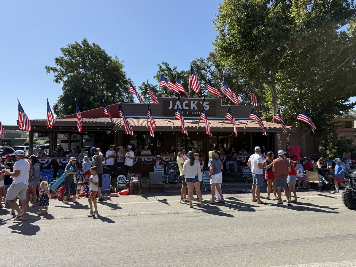 bfasttaco's tweet photo. No one does 4th of July better than a small town 🇺🇸 https://t.co/9sVcVfmacg