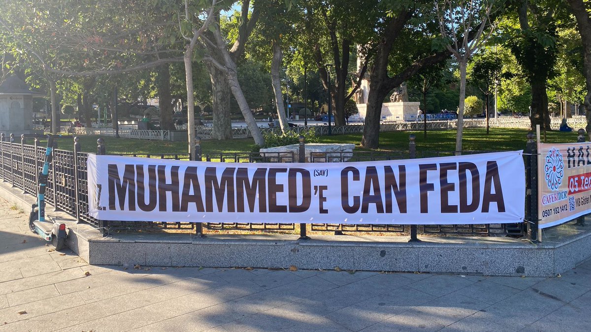 Saraçhane'de asılan pankart:

Hz.Muhammed'e Can Feda