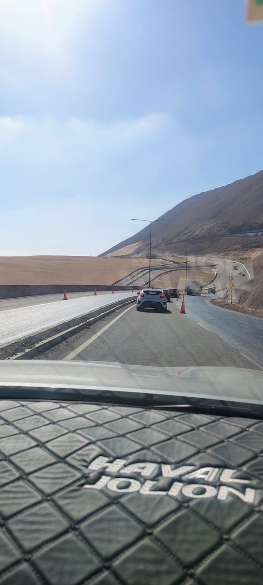 Debiiitas's tweet photo. Trabajos de lo que parece ser revestimiento de calzadas de subida y bajada del acceso nuevo. Sólo 1 vía disponible ambos sentidos para que lo tengan en cuenta 👍🏻 #iquique #AltoHospicio https://t.co/IWip9W46p6