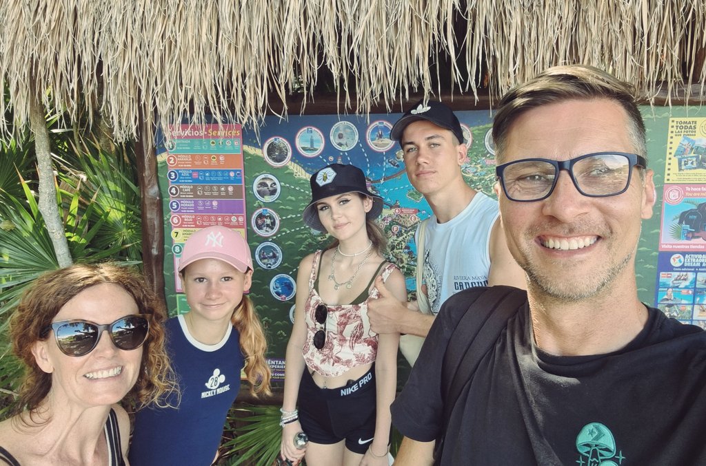 witor's tweet image. After a 19 year wait, (and finding out en route our eldest was en-route too! 💀🤣) we returned to Mexico with our kids. Still as amazing as the last time. Such an epic country 🇲🇽