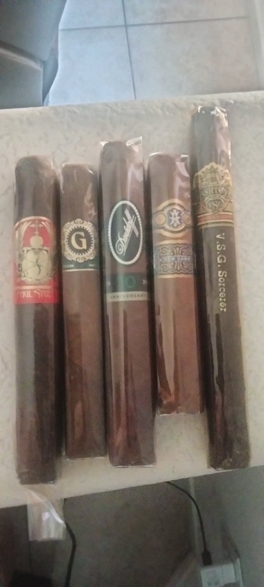 o2bcd8ed's tweet image. Lineup. New Dawn,Davidoff 10th Anniversary,Paul Stulac,Gellis Family Cigars,Ashton Sorcerer. #NowSmoking #Cigars #Botl #Sotl, #Cigarlife #July4th