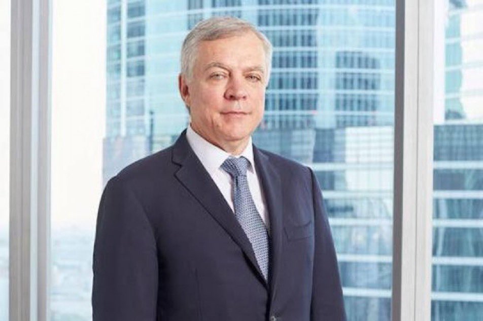 ⭕️ Rusya’nın devlet petrol boru hattı devi Transneft’in başkan yardımcısı Andrey Badalov, Moskova’da 17. kattaki bir balkondan düşerek hayatını kaybetti.

📌Üstelik kendisi 10. katta yaşıyordu.