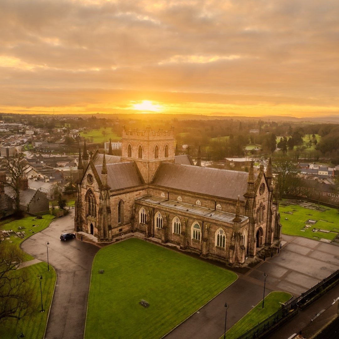 Sunsets in Armagh 🌆 

📍 St Patrick's (RC) Cathedral and St Patrick's (CoI) Cathedral 
📸 Credit to @the.emerald.explorerr for these beautiful shots!

Tag us in your captures using #VisitArmagh
#cathedralcity #cathedrals #sunset