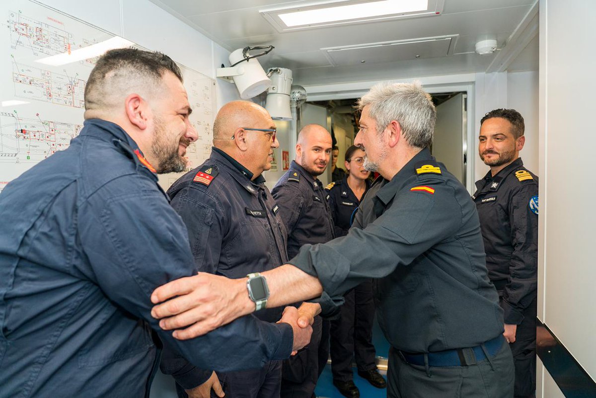 EUNAVFOR's tweet image. Following the joint exercise at sea, #OperationATALANTA Force Commander, Rear Admiral Vazquez Sanz, embarked on ITS #MARCEGLIA.
He met the crew and discuss with the Commanding Officer of the Italian frigate the capabilities of the ship and the integration in the Operation.