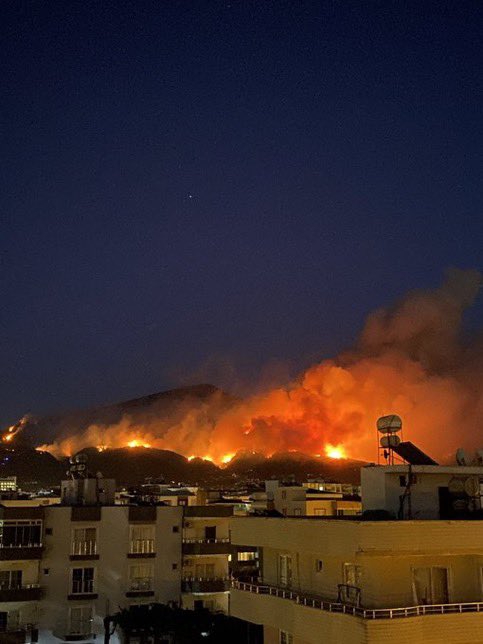 Önce deprem vurdu.

Şimdi yangın şehir merkezine ilerliyor.

Hatay yardım bekliyor.

SUSMA. HATAY’A SES OL.
