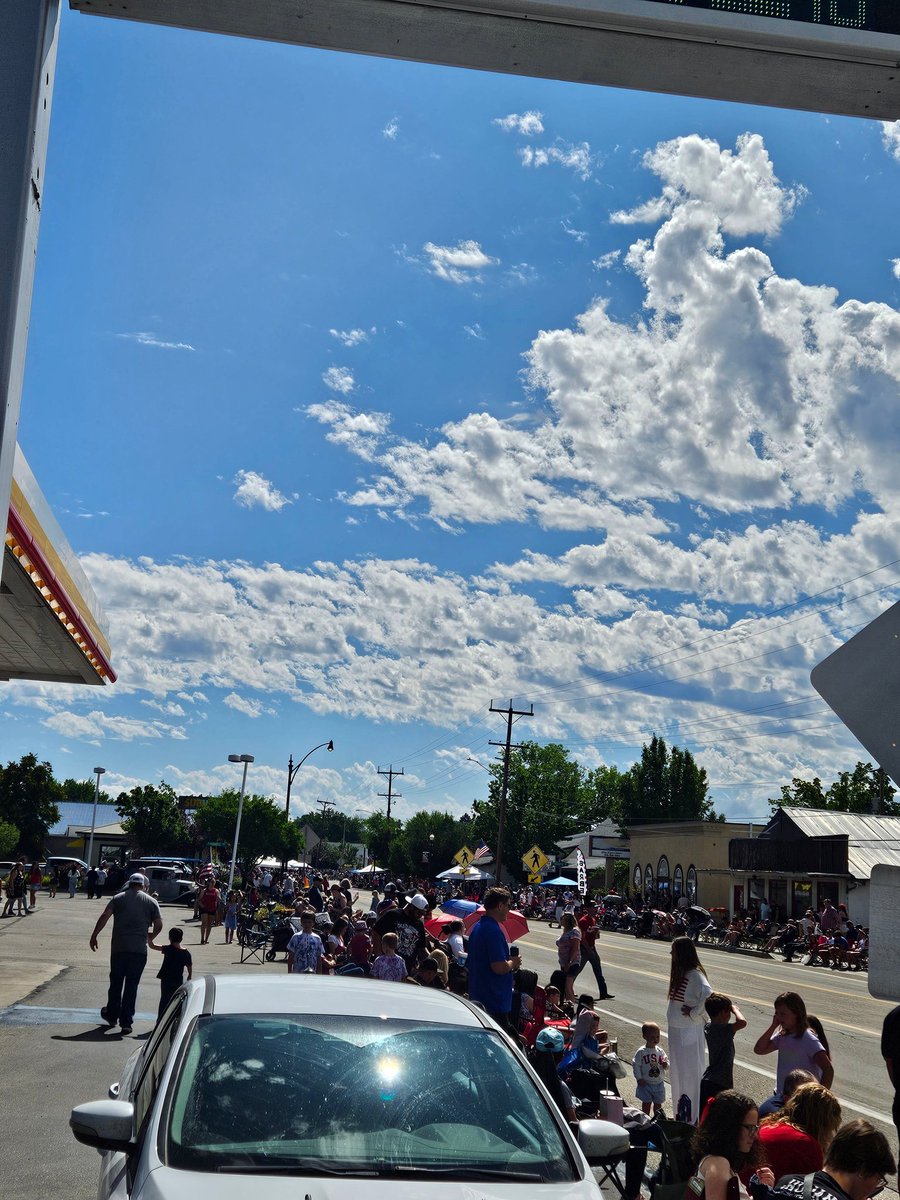 It's so refreshing to see so many people celebrating Independence Day!

Small town America at its finest 🇺🇸