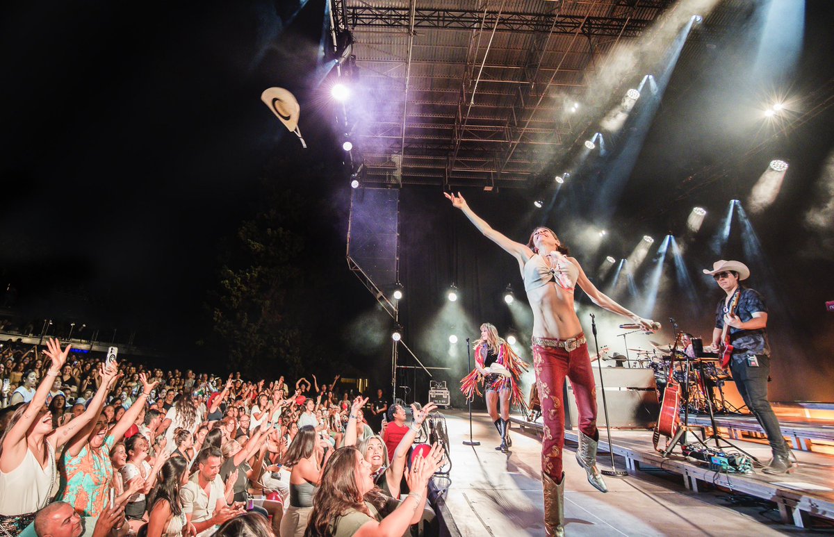 Barcelona!! Con ustedes cerramos Haashville en España 🇪🇸 👢🤠❤️
No pudimos haber pedido una mejor noche para celebrar ✨🎉
Gracias por tanta energía y amor ❤️❤️🌹🌹 Els estimem 😘😘