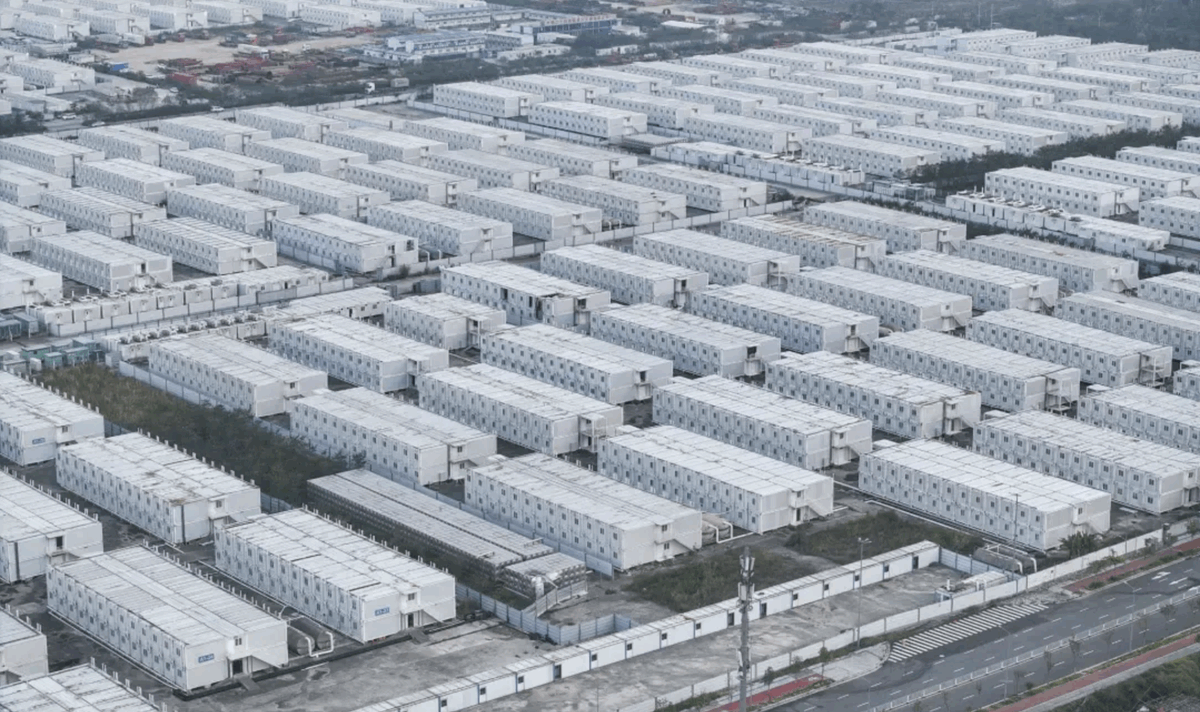 📰 2022年11月，广州市的南沙万顷沙方舱医院投入仅十天，便因为中央政府突然彻底放开新冠防疫政策而变得再无用武之地。两年后，它已变身成为“小商品市场”，成批出售曾用于隔离的集装箱、各类家电和生活物资，曾经的“防疫阵地”如今正被清仓出货：aquariuseras.substack.com/p/fangcang

更多每月