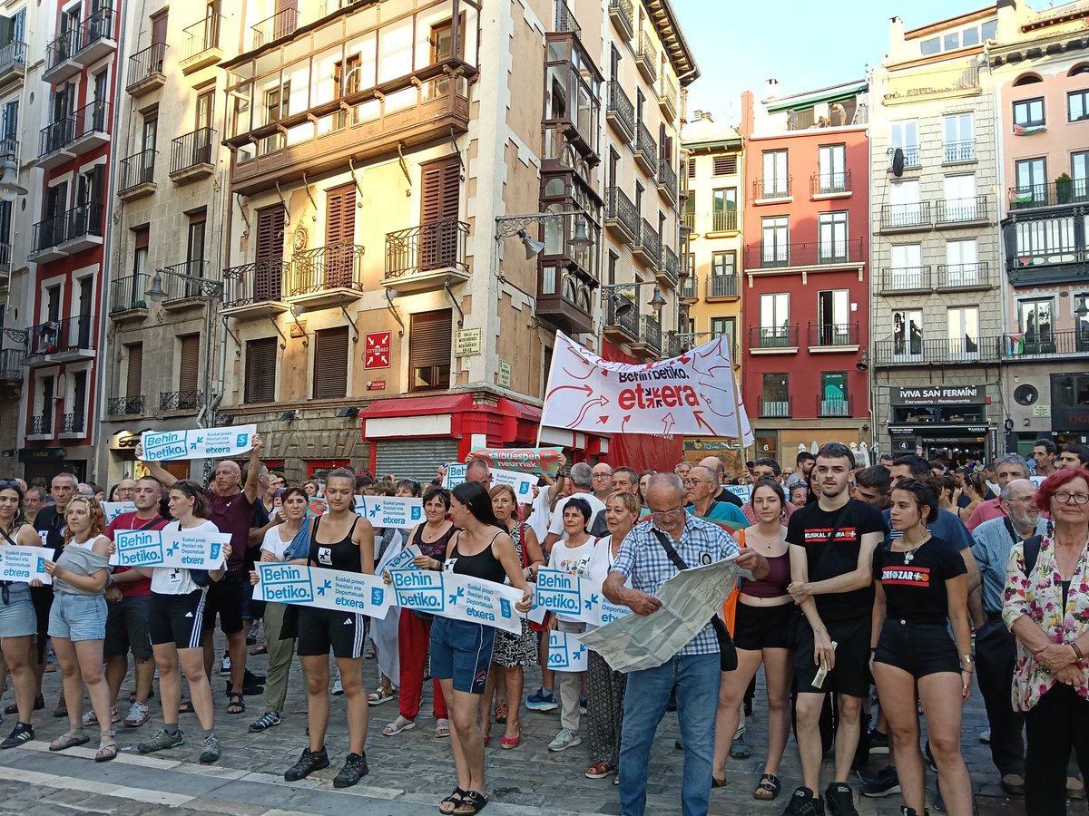 Kalejira en vísperas de los sanfermines para reivindicar la vuelta a casa de presos, huidos y deportados

» Nota: sare.eus/es/kalejira-en…