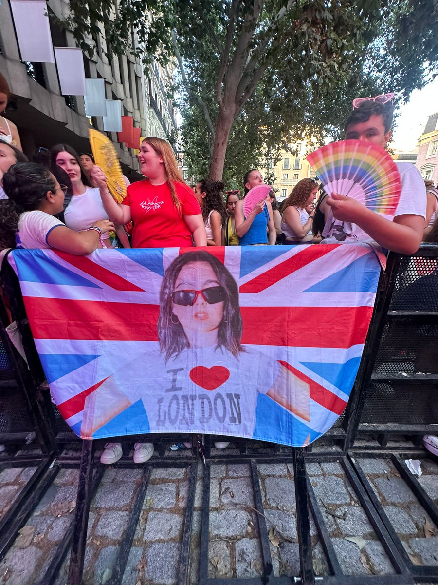 📷Fans esperando la actuación de Chiara Oliver en la plaza de las reinas 👑
