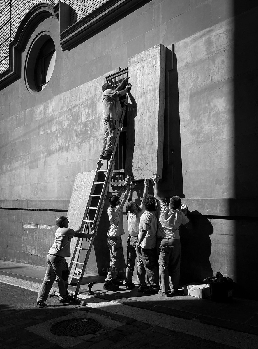 C/ Santo Domingo. #Pamplona.
La ciudad se prepara para las fiestas de San Fermín.
4 de julio de 2025.
#SanFermín2025 #Sanfermines2025 
© José Luis Ollo