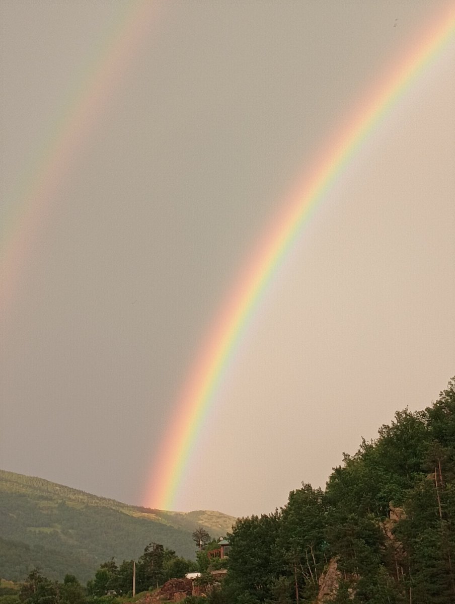 Arc de Sant Martí sobre la Collada Verda, Ripollès. 18 graus. Tarda plujosa.