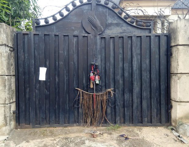 If you see this kind house for Benin,  just help them remove the decoration. 

Thank you .
