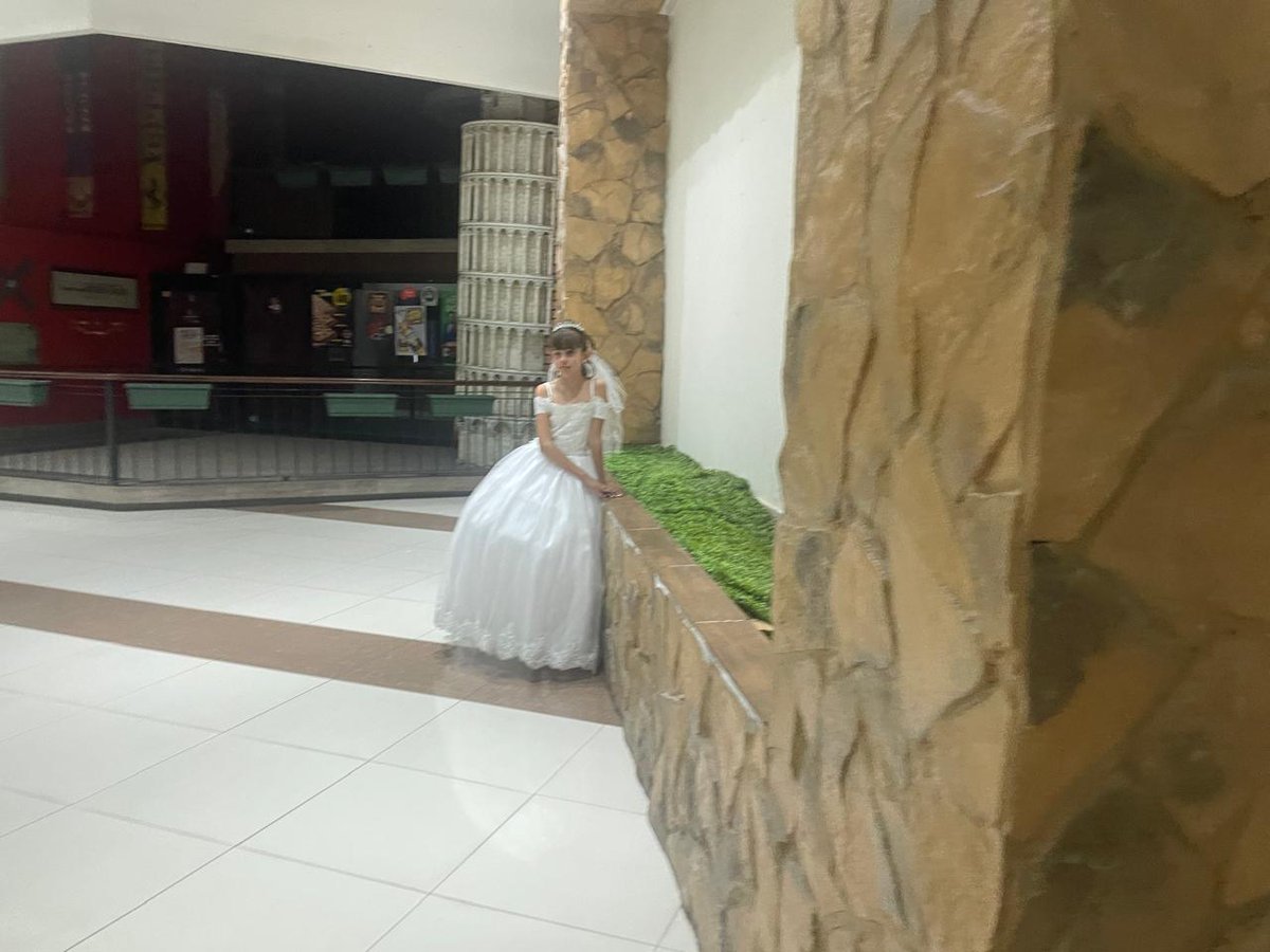 #viralpost #leóngto
Un par de padres orgullosos por la primera comunión de su pequeña. 👨‍👩‍👧 📷No hace falta la mejor cámara ni el mejor escenario, la compañía y la unidad de esta familia es su verdadero lujo. 🌼💗