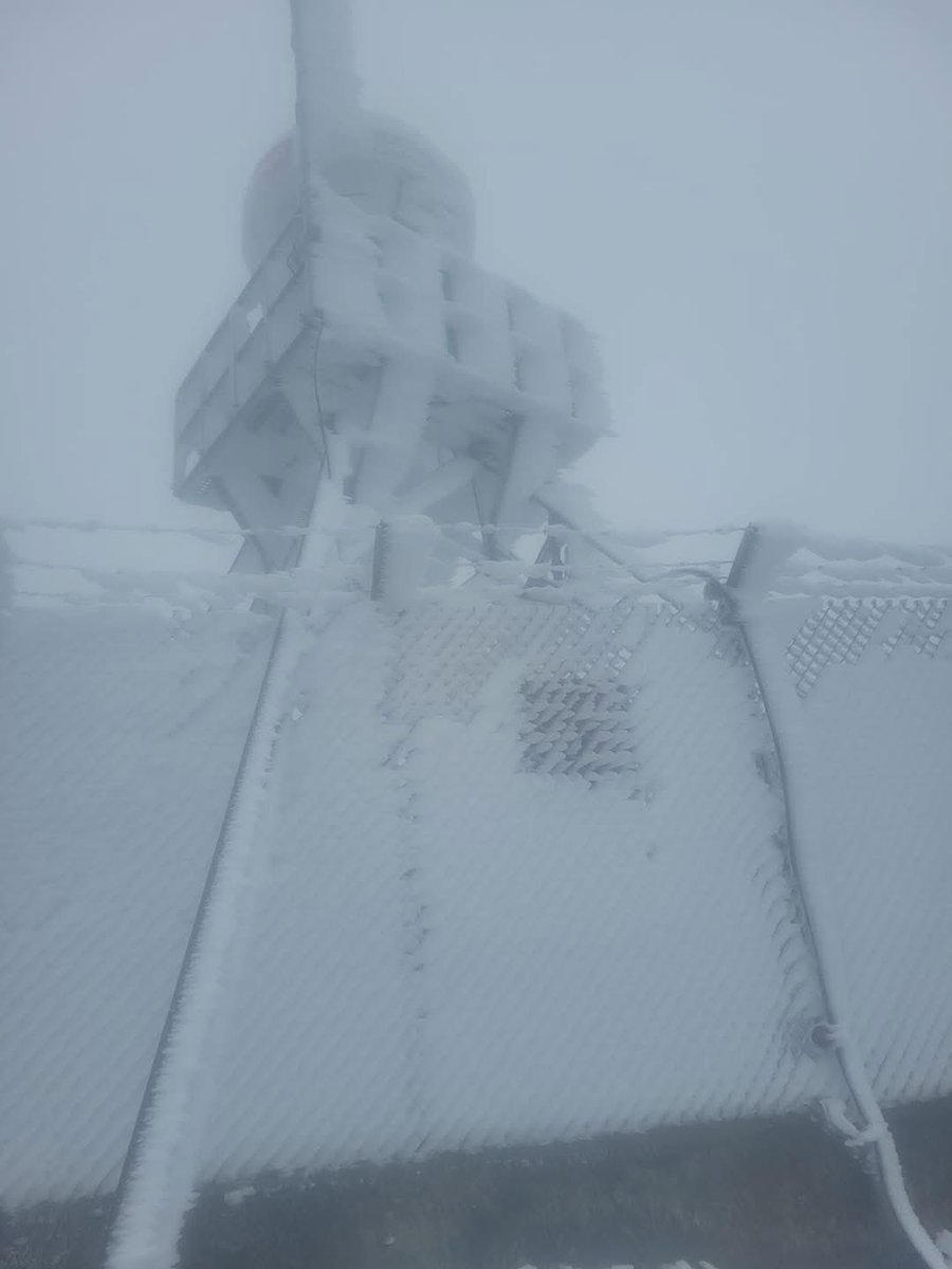 El #radar de ETAPA, que está en el sector de Tres Cruces, en el Parque Nacional Cajas  se ha congelado.
Los fuertes vientos han provocado la caída  de postes de fluido eléctrico, por lo que el radar no está en funcionamiento