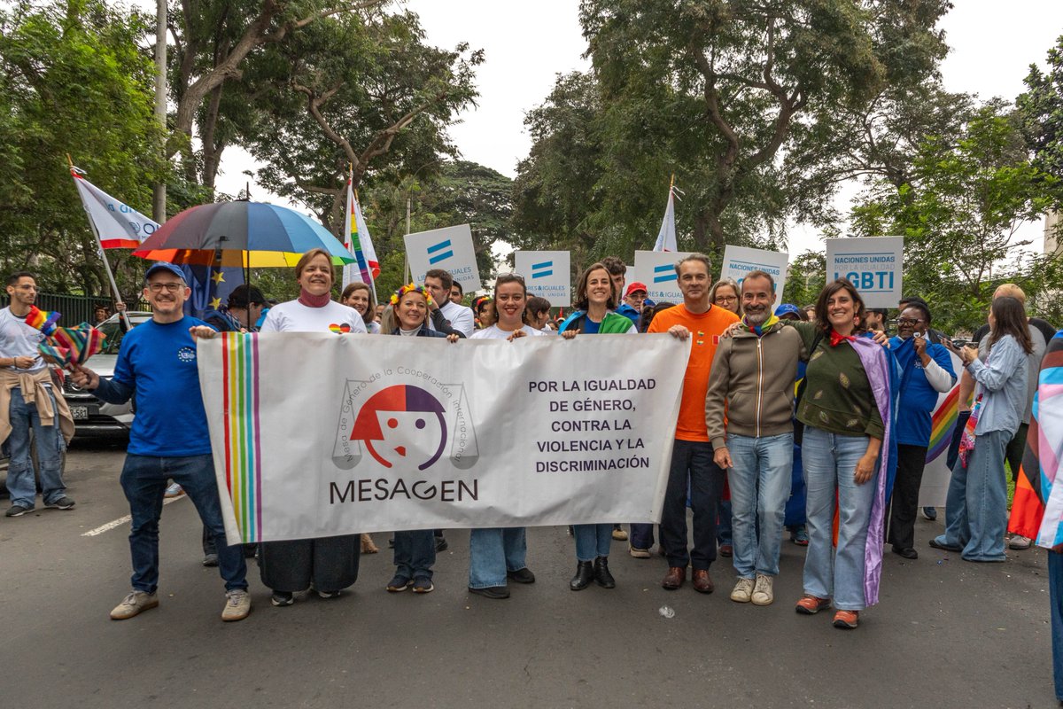 AECIDPeru's tweet image. Compartimos algunas imágenes de lo que fue la Marcha del Orgullo Lima, donde celebramos la diversidad, la libertad y la igualdad.
Acompañamos la marcha en el bloque 3 de la comunidad internacional, junto a la @mesagenperu , el Sistema de Naciones Unidas y diversas embajadas.